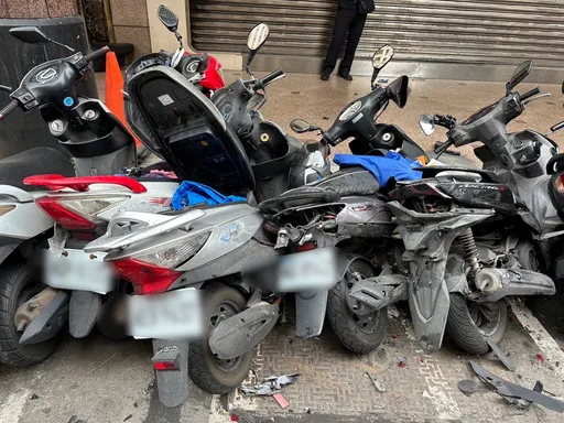 通緝犯駕車「玩手機」 衝撞影片曝光!路邊21車如保齡球瓶全倒