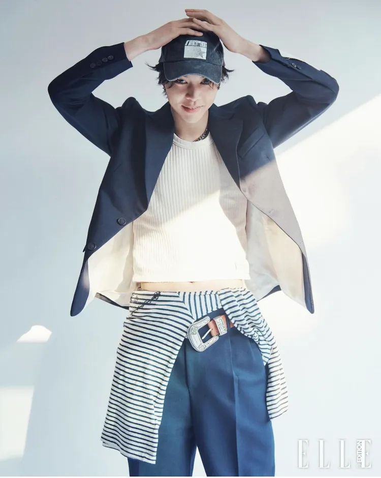 Johnny的造型相當有潮流感。翻攝ellekorea IG