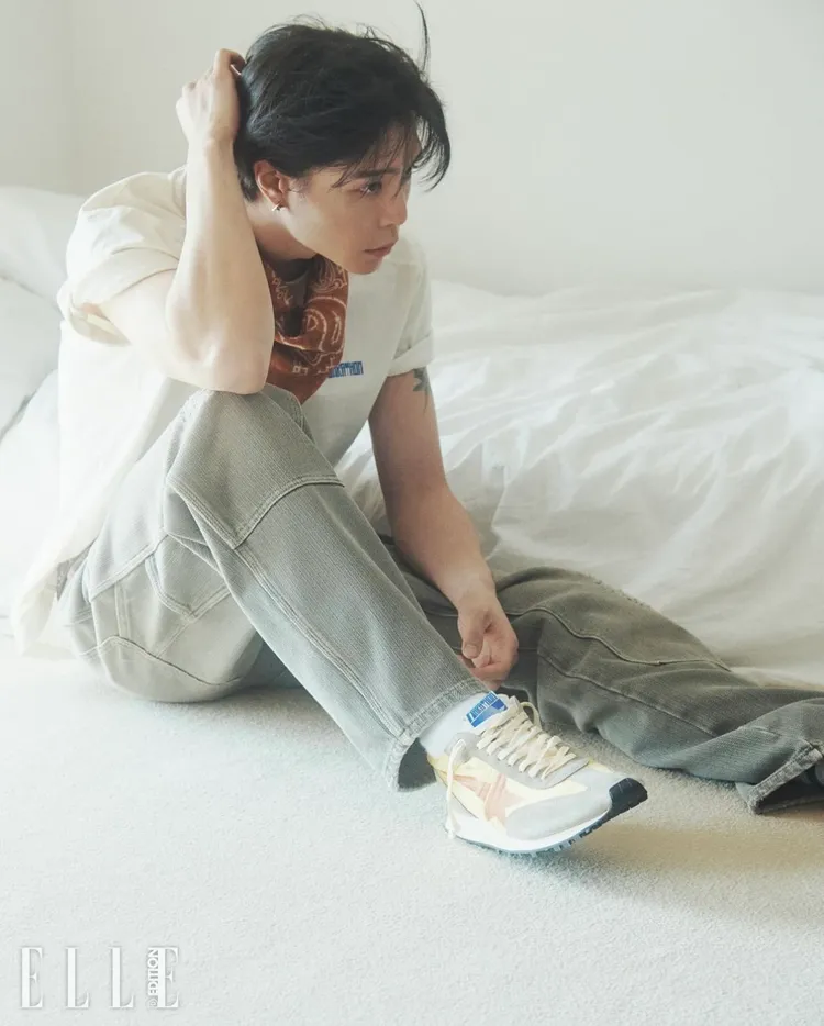 Johnny腳上的鞋款是Golden Goose的招牌單品。翻攝ellekorea IG