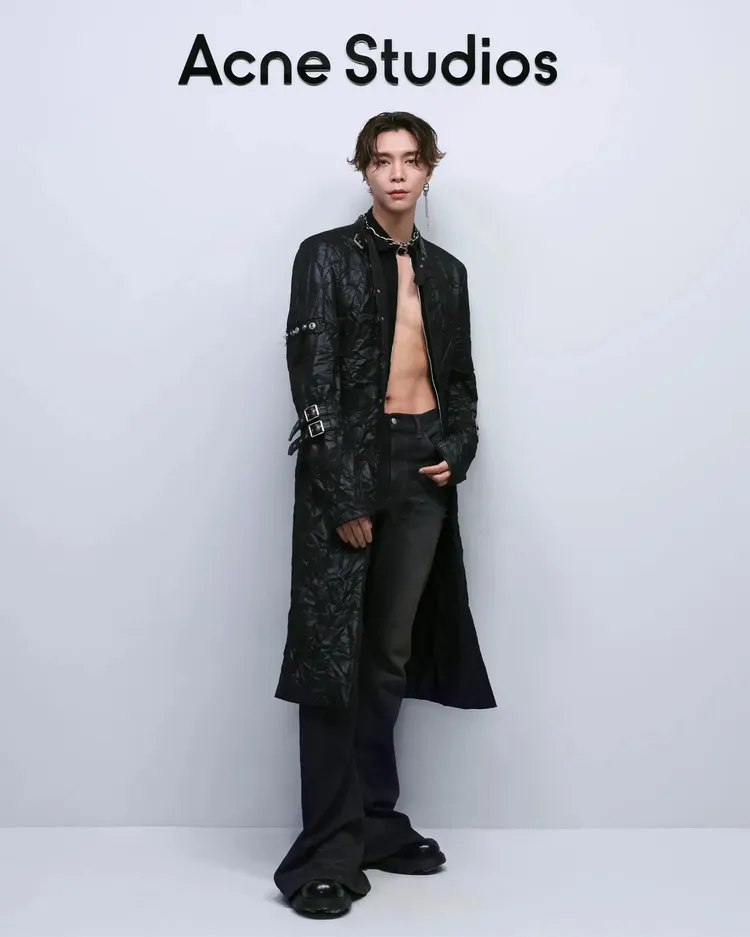 Johnny參加Acne Studios巴黎時裝秀時大曬冰塊腹肌以及胸肌。品牌提供