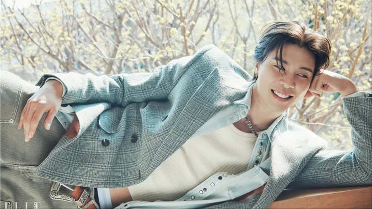 Johnny側躺露出燦笑。翻攝ellekorea IG