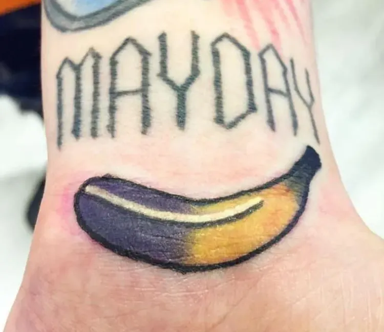 謝和弦除去身上的「黃紫蕉」刺青。翻攝謝和弦臉書