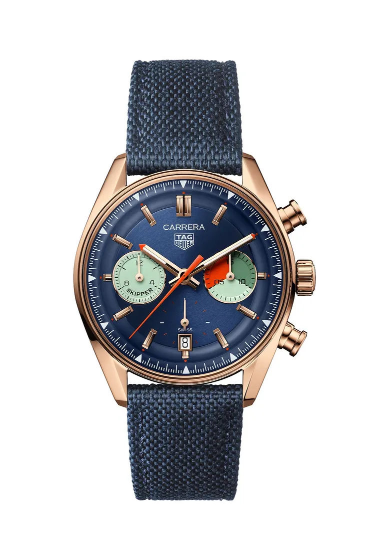 泰格豪雅Carrera Skipper 帆船計時腕錶玫瑰金款，39mm，拋光磨砂18K 5N玫瑰金錶殼，藍色環形打磨錶面，藍色編織錶帶，Calibre Heuer 02機芯，動力儲存80小時，防水深度100米，70萬6700元。品牌提供