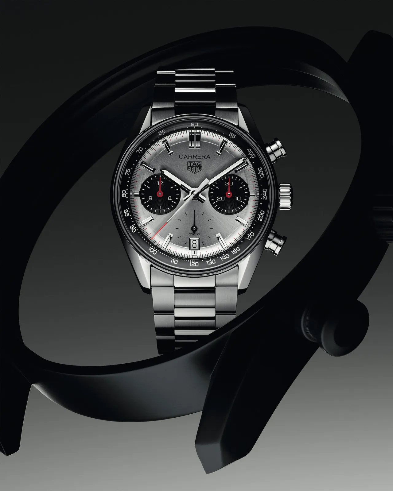 泰格豪雅Carrera 計時腕錶銀面鍊帶款,39mm,拋光磨砂精鋼錶殼,銀色太陽放射紋錶面,三板帶精鋼錶鏈,Calibre TH20-00自動上鍊機芯,動力儲存80小時,防水深度100米,21萬8700元。品牌提供