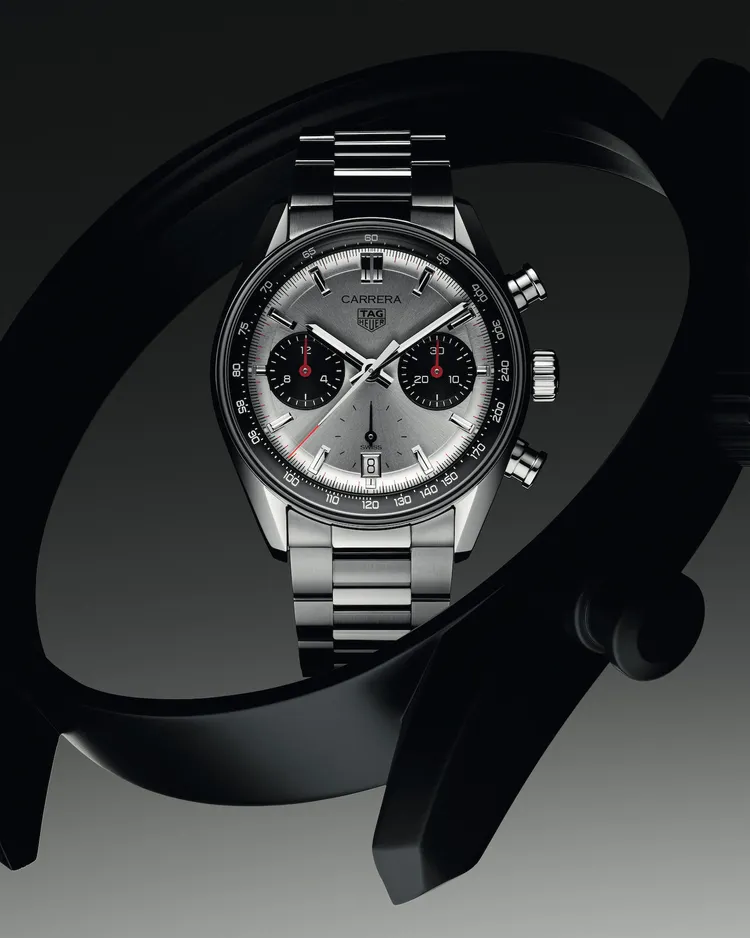 泰格豪雅Carrera 計時腕錶銀面鍊帶款，39mm，拋光磨砂精鋼錶殼，銀色太陽放射紋錶面，三板帶精鋼錶鏈，Calibre TH20-00自動上鍊機芯，動力儲存80小時，防水深度100米，21萬8700元。品牌提供