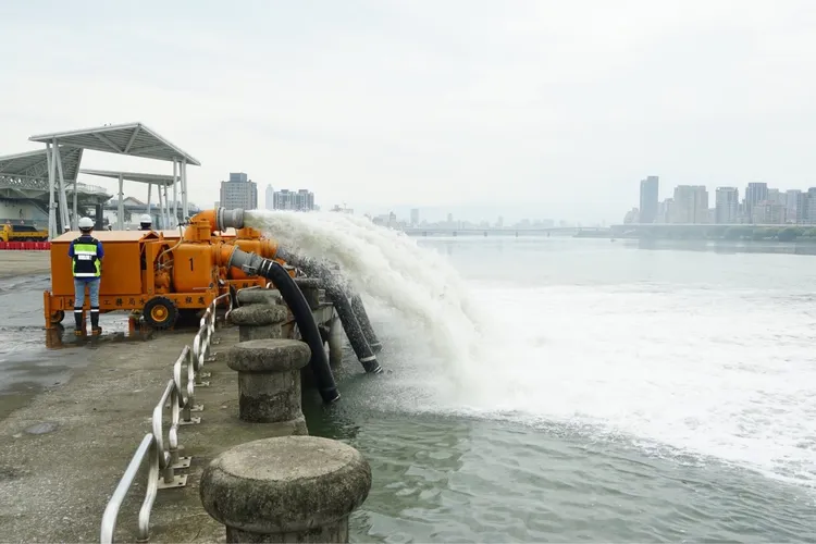 台北市長蔣萬安下達遠端抽水命令，確保颱洪期間抽水站運作無虞。北市水利處提供