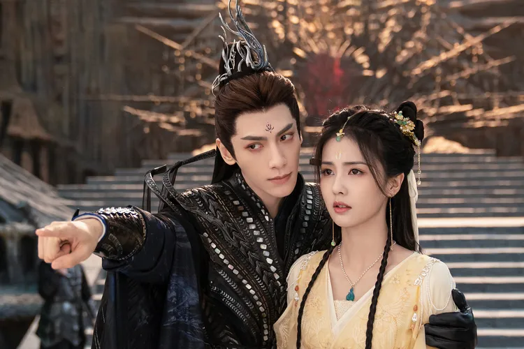 羅雲熙（左）、白鹿《長月燼明》「仙魔戀」廣獲好評。中天娛樂台提供