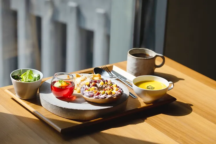 ALIEN All-Day Lounge，獲得高雄市環保局認證為「綠色永續餐廳」。永添藝術提供