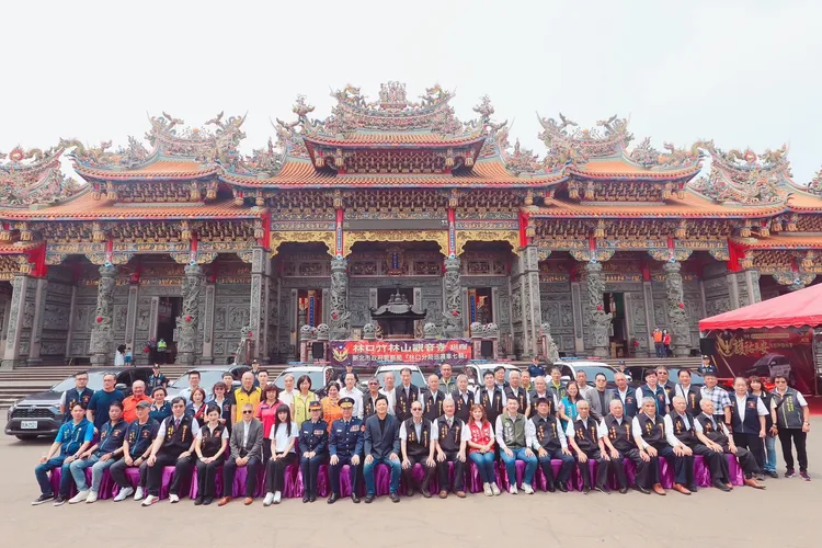 林口警方與廟方代表共同合影。警方提供