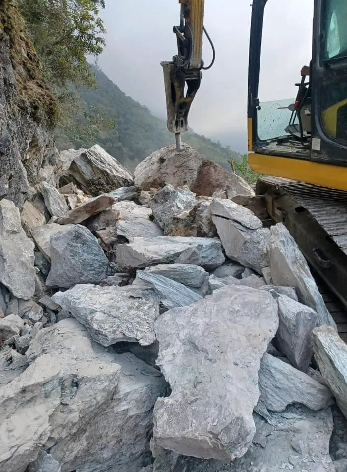 台8線142.2K（新白楊）西端搶通畫面。（圖／翻攝自中橫路況交通資訊站臉書）