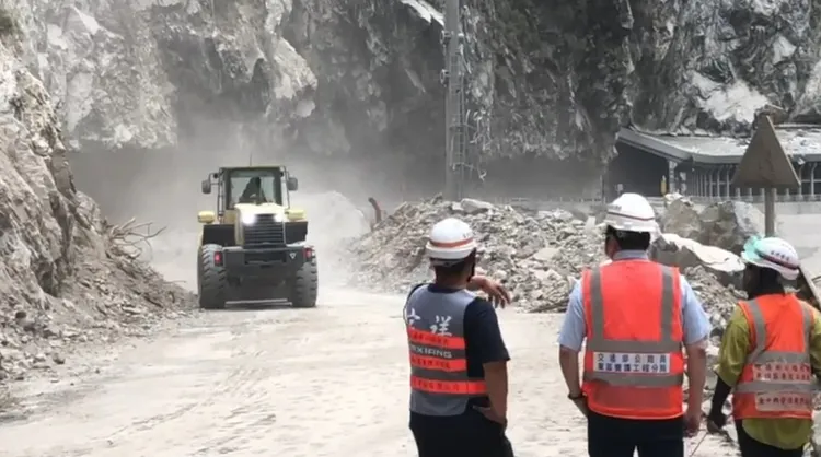 錐麓路段目前正搶修中。（圖／公路局東區養護工程分局提供）