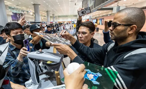 NBA兩大傳奇球星抵台！在機場引轟動　親切幫粉絲簽名