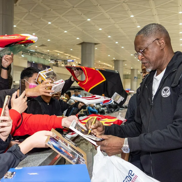 威金斯在球場替球迷簽名。  國泰金控提供