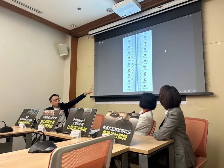 葛如鈞秀出創意私房臉書。立委陳菁徽辦公室提供