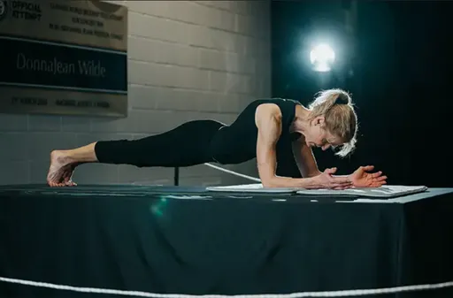 零贅肉美魔女破紀錄 維持地獄姿勢4.5小時