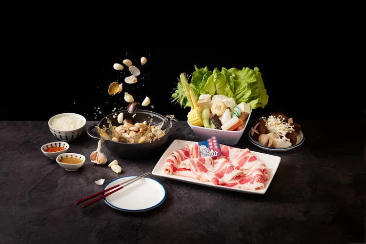 尬鍋力挺上班族祭多重好禮，能獲得加菜券及炒雞火鍋系列88折優惠券。業者提供