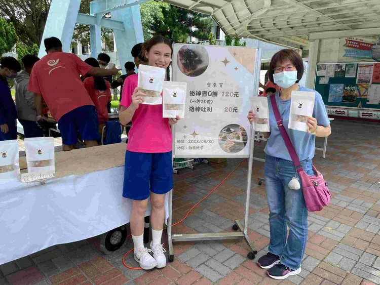 台東高商學生學習製作產品及銷售。教育部提供