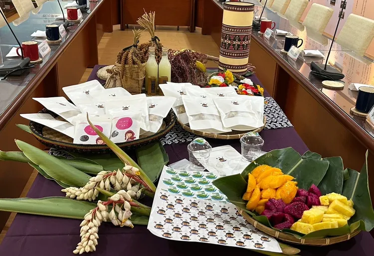 台東高商產品及文宣。教育部提供