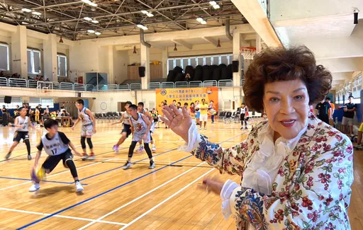 86歲阿姑英倫風抬腿開球 鼓勵孩子「運動不會變壞」