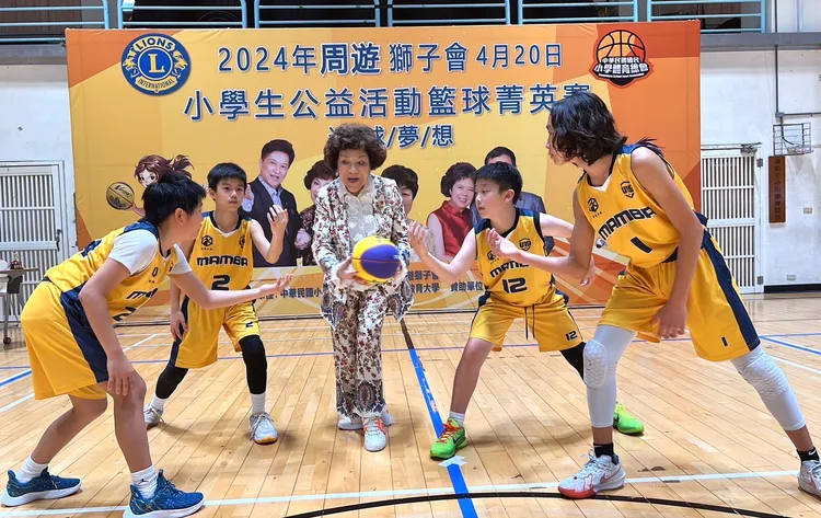 阿姑（中）認真開球模樣。李朝永提供