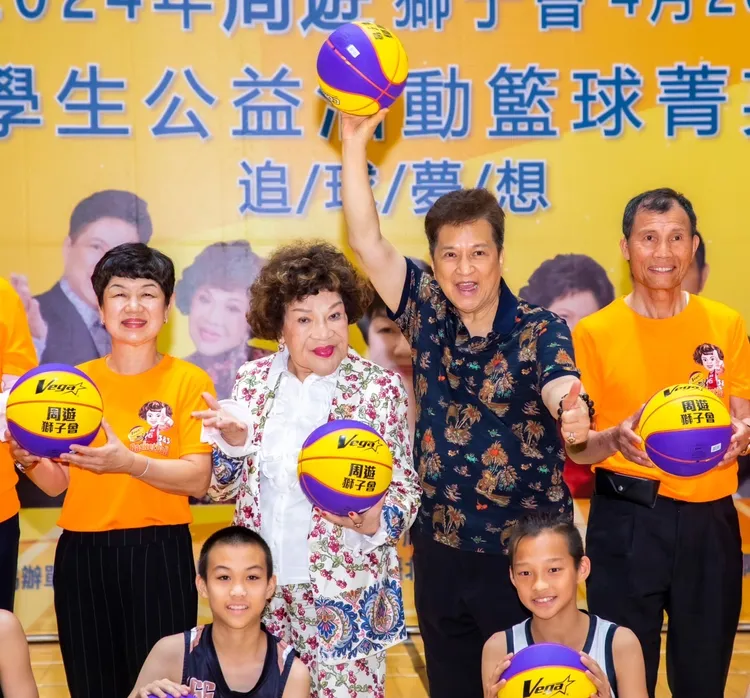 阿姑（左二）和導演老公李朝永連袂出席公益球賽。李朝永提供