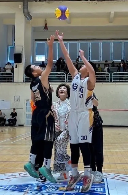 阿姑（中）開球。李朝永提供