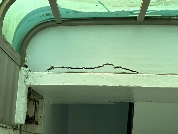 陳怡君指出，該同條巷子已經多棟出現密集的裂痕並鋼筋外露、裂痕也深可透光。北市議員陳怡君提供