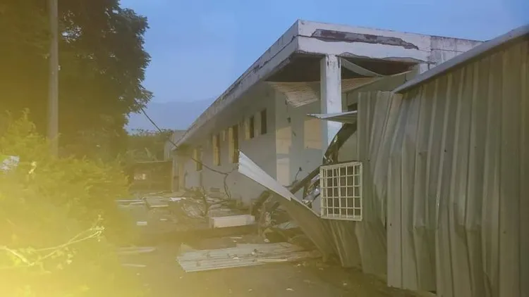 花蓮自強路上的一處兩層樓民宅，在今日凌晨的地震後塌陷，二樓直接變成一樓。翻攝自「花蓮最速報」臉書