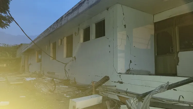 圖為民宅塌陷後，外牆上佈滿裂痕情形。翻攝自「以蘇花公路即時路況為主的平台」臉書