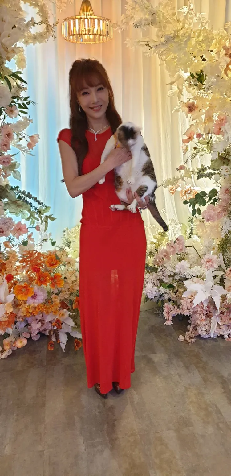 胡文英身穿紅色緊身禮服，展現火辣身材。張瑞振攝