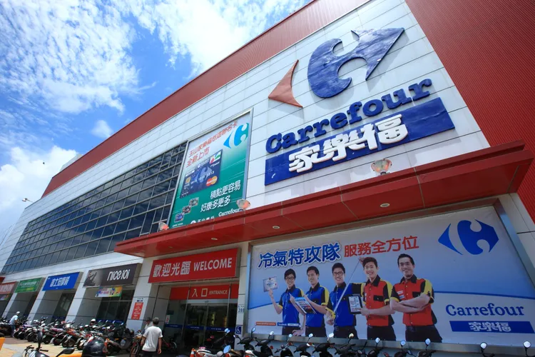 泰郡「悦讀時代」周邊商業機能相對其他建案熱絡，並有德賢商圈與家樂福量販店可採買。泰郡建設提供