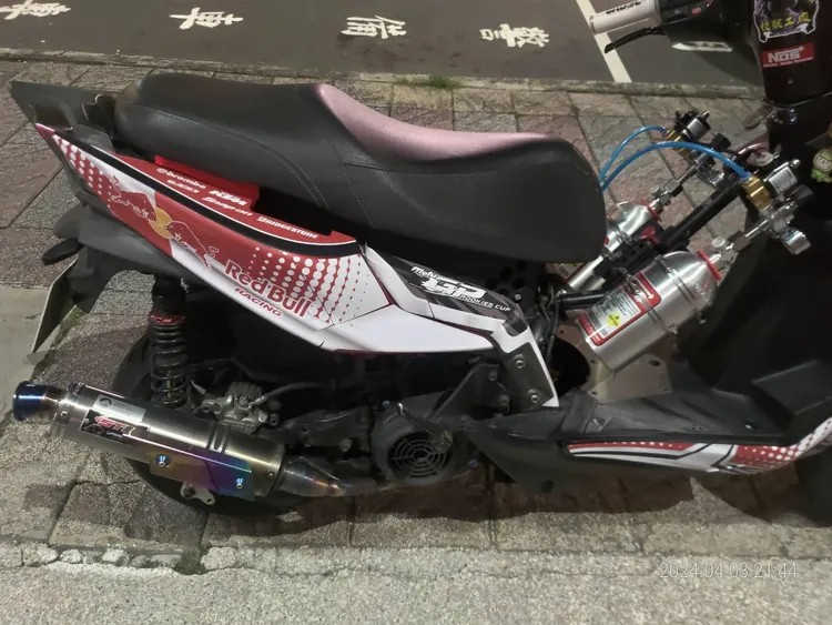 林男改裝機車。翻攝畫面