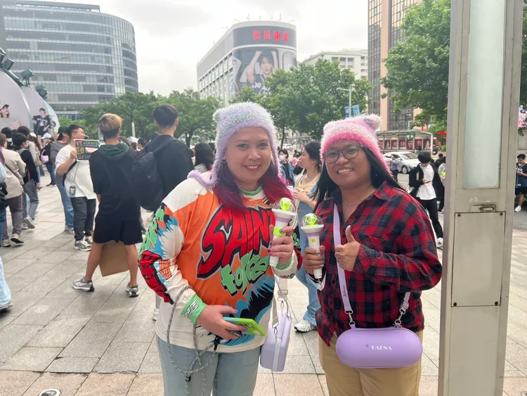 30歲Marisa（右）和40歲壽星Marga戴著IU同款帽子，特地飛來台看偶像。陳薇安攝