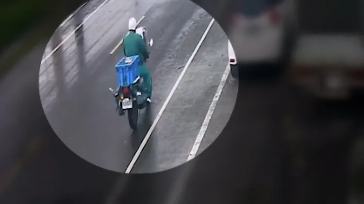 孫姓郵差行經事故地點前的最後身影。翻攝記者爆料網