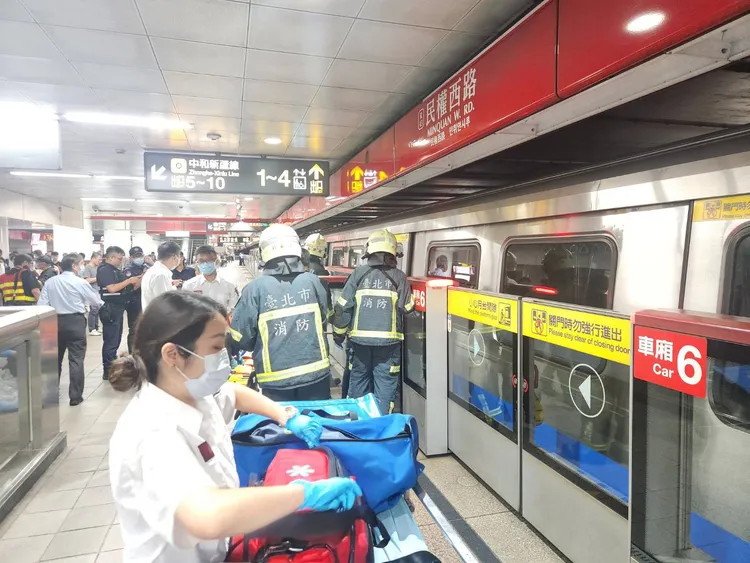 民權西路捷運站男子落軌。翻攝畫面