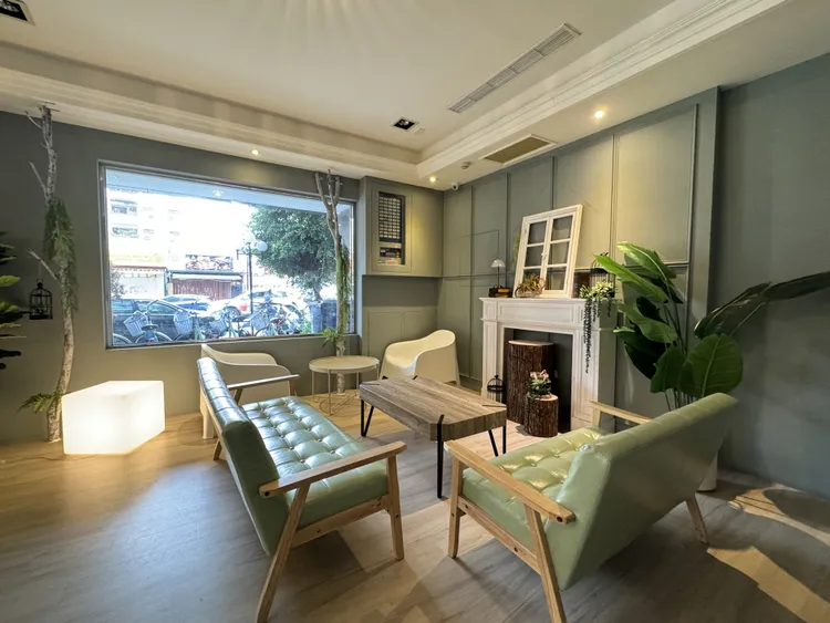 憑 「島內遷徙」套票入住「路境行旅花蓮站前館」兌換雙人住宿，有機會享免費升等房型。業者提供