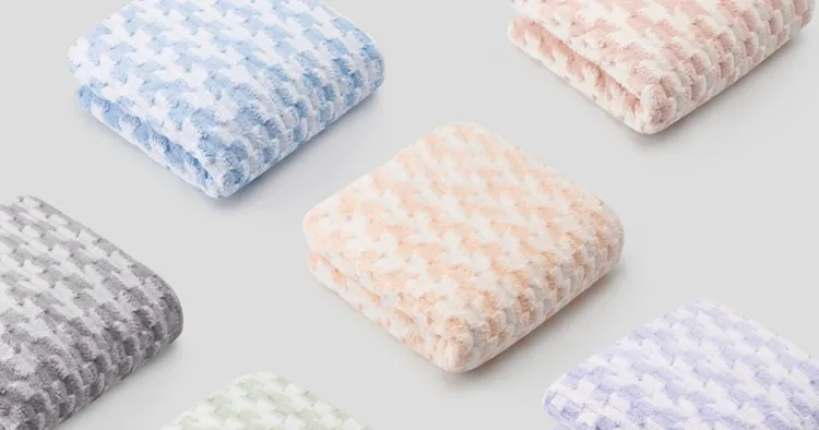 ▲顏色繽紛多元，雙色相間，加上粉色系女孩兒超愛。