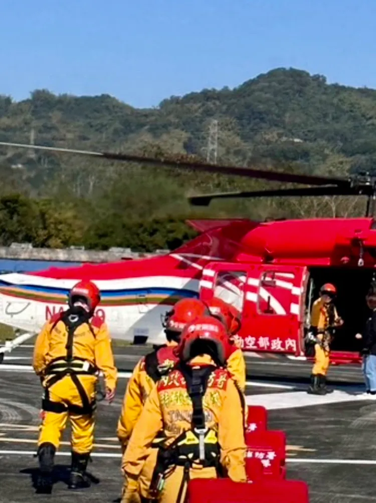 特搜人員協助民眾撤離。愛爾麗集團總裁常如山提供