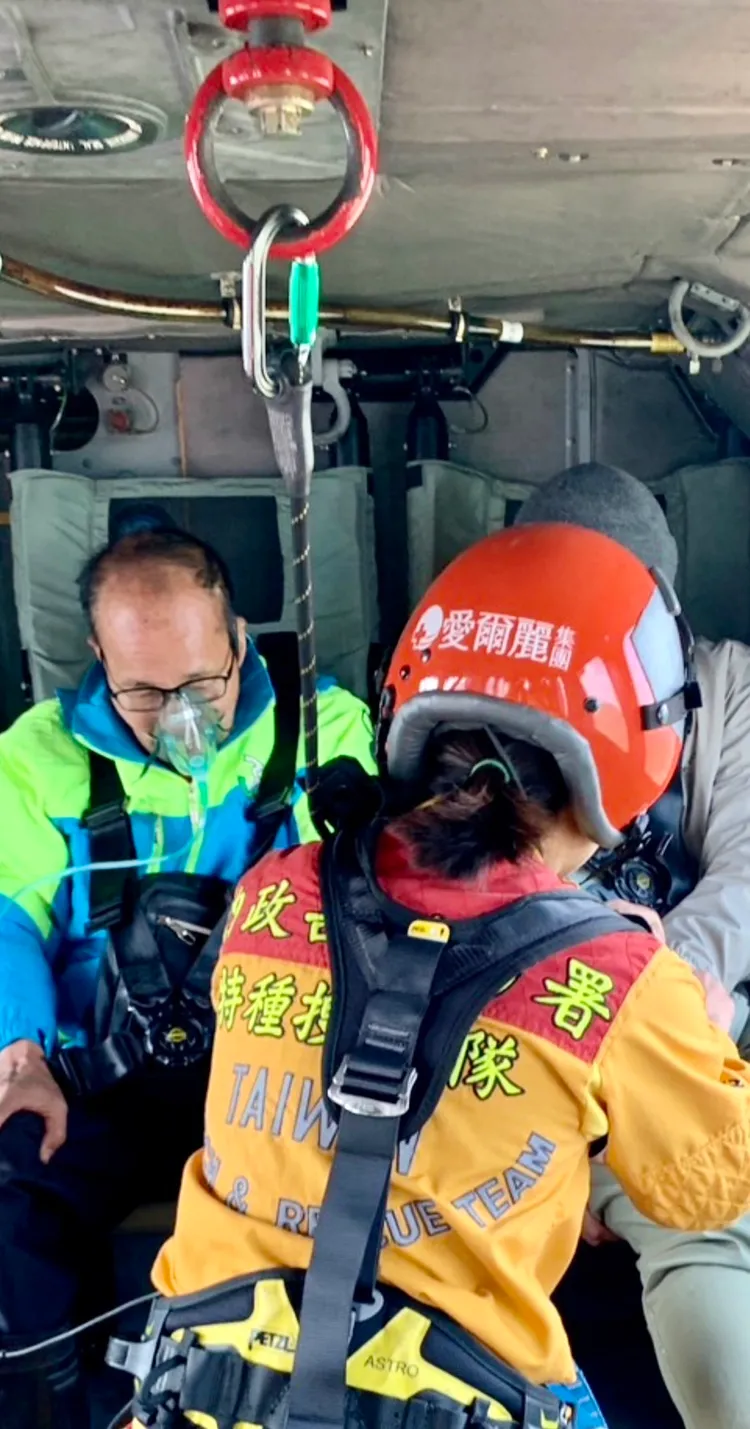 特搜人員協助民眾上直升機撤離。愛爾麗集團總裁常如山提供