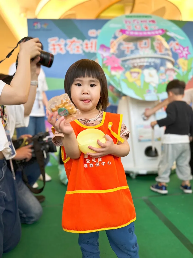 桃機於一、二航廈出發大廳設置2座大型扭蛋機，免費送出限定飛機餅乾。桃機提供