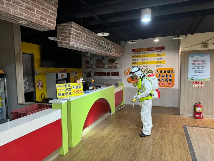 北捷4月19日晚間再次委請專業清消公司至園區進行全面性消毒。北捷提供