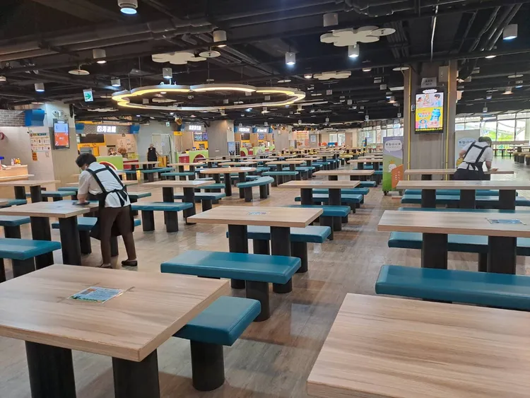 北捷針對美食街桌椅、垃圾回收等區域，安排清潔人員逐一清理擦拭。北捷提供