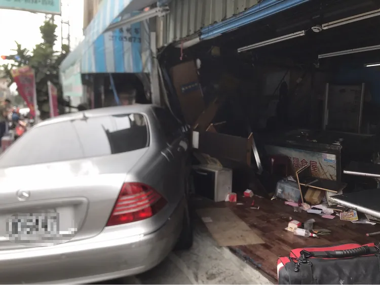 店面工作區、桌位區接連挨撞。讀者提供