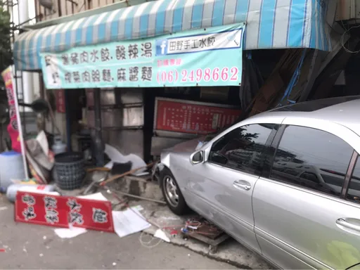 驚悚畫面曝光!賓士失控衝進麵攤撞翻熱鍋 老闆娘全身35%二度燙傷