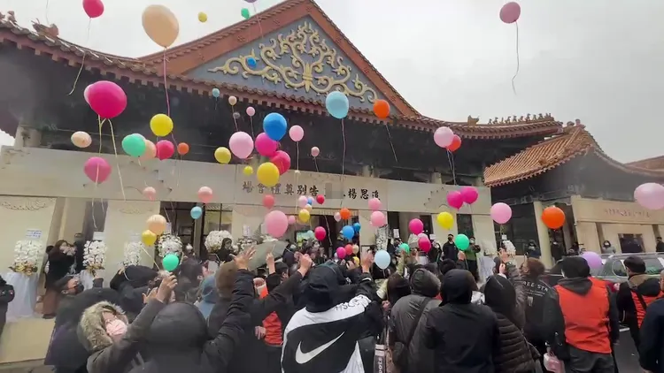 國三生遇刺不幸身亡，他的同學在告別式會場外放氣球，化作對他的祝福。曾佳俊攝