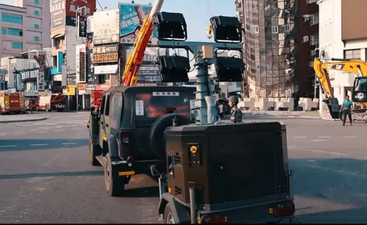 國軍在倒塌的天王星大樓現場提供照明設備。軍聞社提供