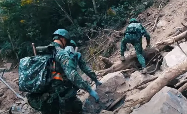 國軍特戰兵力亦徒步挺進砂卡礑步道救援。軍聞社提供