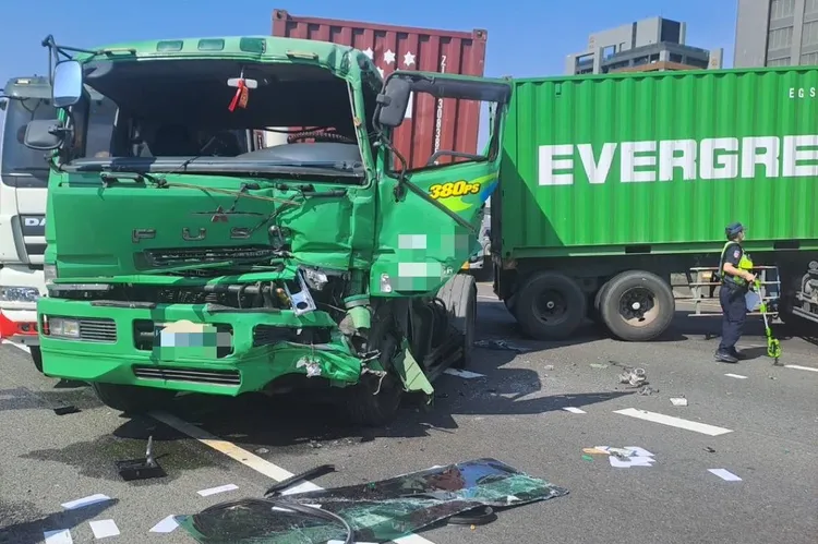 貨櫃車車頭凹損。警方提供