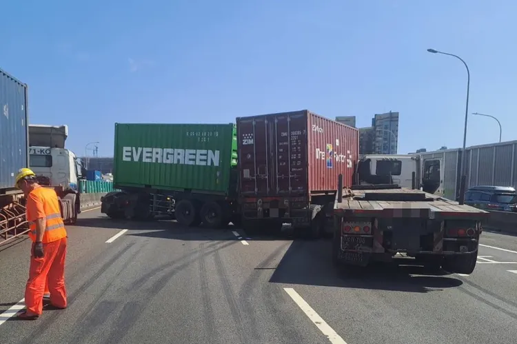 4大車擦撞擠成一團。警方提供