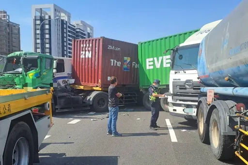 國1高雄段紫爆！4輛大車擦撞分佔3車道　嚴重回堵6公里